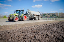 Klimafaktor Landwirtschaft: Vor allem durch Düngung wird weltweit derzeit mehr Lachgas freigesetzt, als Klimaforscher in ihren pessimistischsten Annahmen über die Entwicklung von Treibhausgas-Emissionen angenommen haben. In Europa nehmen die Lachgas-Emissionen aus der Landwirtschaft allerdings ab, weil Landwirte effizienter düngen.