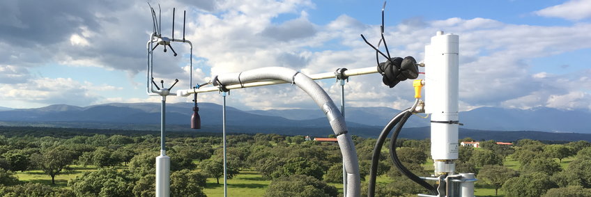 View from the north tower of the MANIP experiment at Majadas del Tietatar in Spain on a bright day. In the foreground you can see the Eddy boom, a combination of a 3D ultrasonic anemometer in the immediate vicinity of which is the intake of the gas analyzer for carbon dioxide and water vapor. In the background the grazed holm oak grove (Dehesa) and in even greater distance the mountains. 