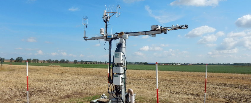 Der Eddy-Turm in Gebesee. Ein kleiner T-förmiger Turm mit 2 Eddy-Covarianz- Messsystemen zum Vergleich und mehreren Strahlungssensoren, da der Turm an das Thünen-Institut übergeben wurde. 
Zu sehen ist der Turm vor gelben Stoppelacker und blauem Himmel mit Schäfchenwolken im Spätsommer 2021.