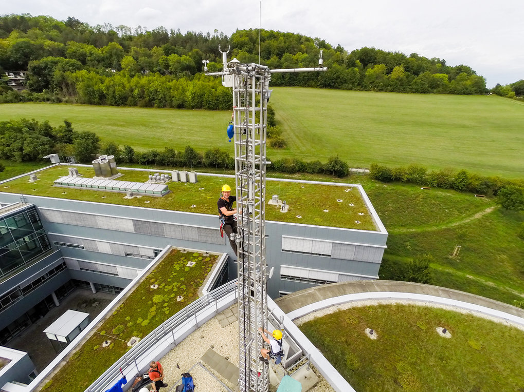 Meteorologiemast auf dem Dach des Max-Planck-Institutes für Biogeochemie am Beutenberg-Campus in Jena, Deutschland