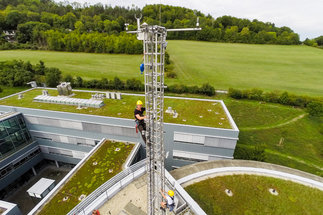 Meteorologiemast auf dem Dach des Max-Planck-Institutes für Biogeochemie am Beutenberg-Campus in Jena, Deutschland