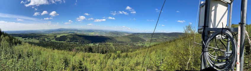 Blick von der Wetterstation des Hermannsberges (Thüringer Wald) Richtung Norden an einem heiter Tag im Mai 2022. Blauer Himmel über sagenhafter Fernsicht. Ein Hellgrün-Dunkelgrüner Flickenteppich bewaldeter Hügel  und Felder.