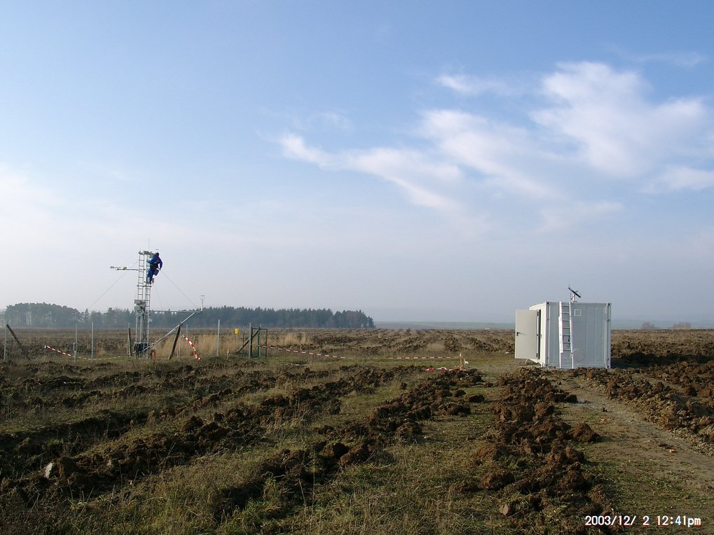 Mehrstedt beim Aufbau vor 20 Jahren, Meteorologieturm mit Messkontainer und frisch aufgebrochenen Pflanzreihen