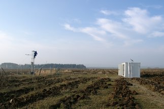 Mehrstedt beim Aufbau vor 20 Jahren, Meteorologieturm mit Messkontainer und frisch aufgebrochenen Pflanzreihen