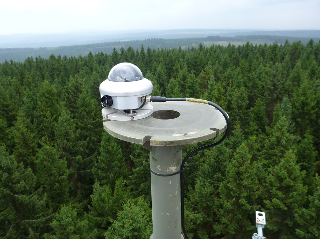 Strahlungssensor, sogenannter Kuhfleckensensensor auf der Spitze des Turmes über einer Fichten-Monokultur am Wetzstein im Thüringer Schiefergebirge in der Nähe des Altvaterturmes 