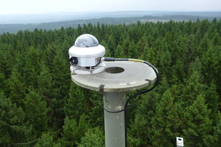 Strahlungssensor, sogenannter Kuhfleckensensensor auf der Spitze des Turmes über einer Fichten-Monokultur am Wetzstein im Thüringer Schiefergebirge in der Nähe des Altvaterturmes 