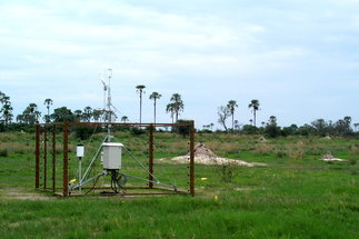 Meteorologische Station an trockenem Standort im Okawango Delta in Botswana