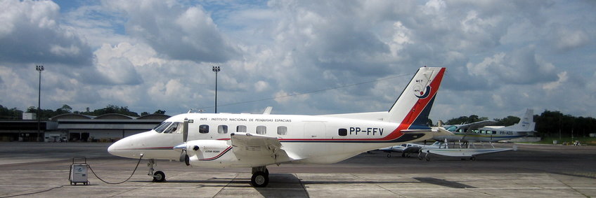 Kleines Messflugzeug vom Brasilianischen Institut INPA auf der Landebahn stehend