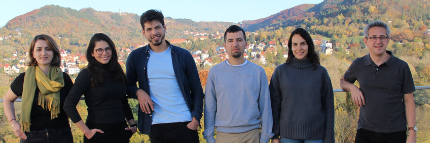 Von links nach rechts: Mina Azizi Rad, Ingrid Chanca, David Herrara, Andrés Tangarife-Escobar, Estefanía Muñoz, Carlos Sierra
© S. Hejja/BGC Group picture with Jena in fall colors in the background.