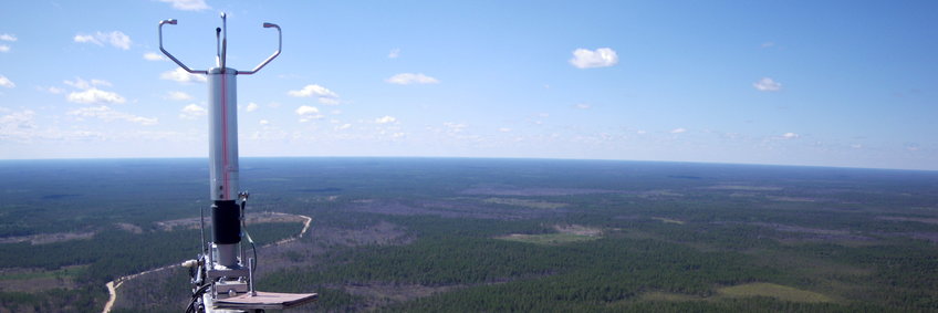 Blick vom 300 m hohen Zotto -Turm in Russland über die Taiga. Endlose Wälder bis zum Horizont, dem die gekrümmte Erdoberfläche ansieht. Links im Vordergrund ein Meteorolgieausleger mit einem 2D Ultraschallanemometer (Windmessgerät).