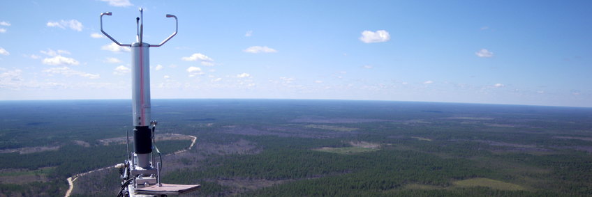 © K. Kübler/BGC Blick vom 300 m hohen Zotto -Turm in Russland über die Taiga. Endlose Wälder bis zum Horizont, dem die gekrümmte Erdoberfläche ansieht. Links im Vordergrund ein Meteorolgieausleger mit einem 2D Ultraschallanemometer (Windmessgerät).
