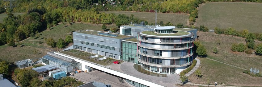 Drohnenaufnahme vom Institut in 2018 (© M.Strube/MPI-BGC) Drohnenaufnahme vom Institut (M. Strube/MPI-BGC)