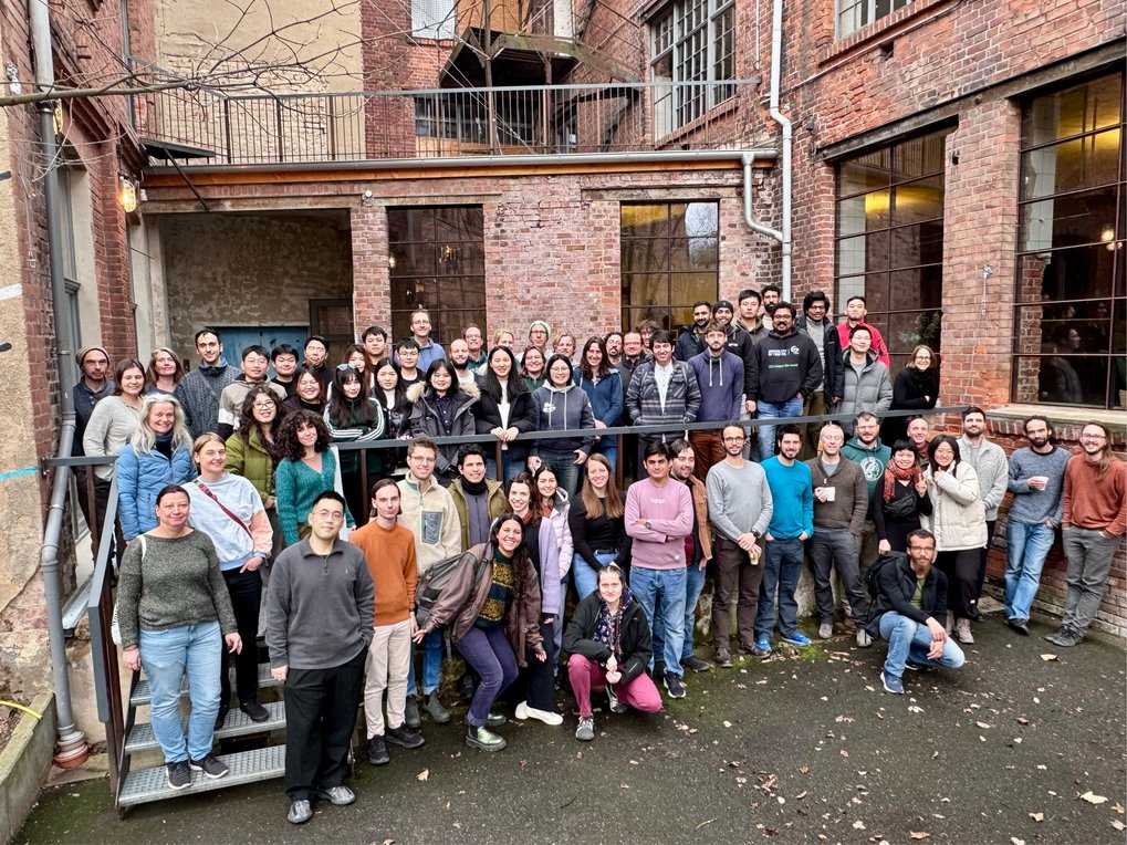 Members of the Department Biogeochemical Integration in a group photo, background stone building