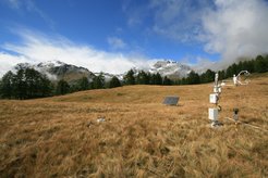 Der Versuchsstandort in Torgnon (Italien), ein Grasland auf etwa 2100 m Höhe in den westlichen italienischen Alpen, das zum Integrierten Kohlenstoffbeobachtungssystem (ICOS) und zum FLUXNET-Netzwerk gehört.