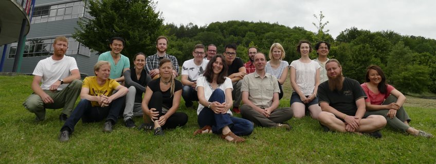 Von links nach rechts:  Marco, Ingo, Lin, Jessica, Manuel, Kathrin, Florian, Bernhard, Marion, Max, Nicholas, Thomas, Lucia, Kendal, Richard, Enrico, Gan