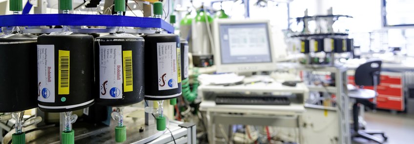 Flask Probenaufgabesystem (BGC-Luftfalle). Hier werden
Proben von Messstationen aus aller Welt gemessen. (© A. Schroll/BGC) Flask Probenaufgabesystem (BGC-Luftfalle). Hier werden
Proben von Messstationen aus aller Welt gemessen. (© A. Schroll/BGC)