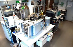 Instrument combination for the analysis of air components.