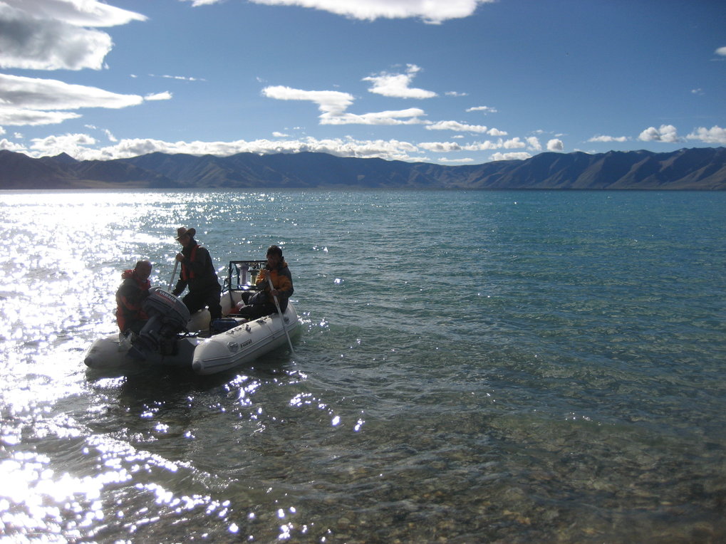 Entnahme von Wasser- und Sedimentproben auf dem Tangra Yumco See, Tibetisches Plateau