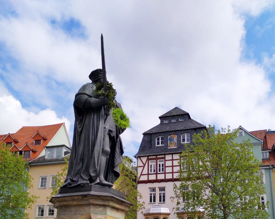 In Jena, it is traditional for newly graduated doctoral students to throw a wreath over the sword of Hanfried (statue of Johann Friedrich I of Saxony, the founder of the university) on the market square. The photo shows a wreath thrown high.