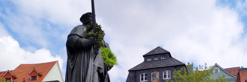 In Jena, it is traditional for newly graduated doctoral students to throw a wreath over the sword of Hanfried (statue of Johann Friedrich I of Saxony, the founder of the university) on the market square. The photo shows a wreath thrown high.