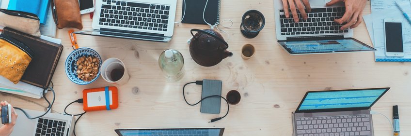 © Marvin Meyer/unsplash.com Workplace with several laptops, tea can, mobiles...
