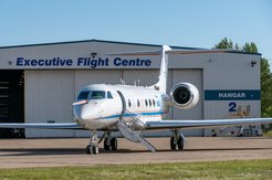 Das Forschungsflugzeug HALO steht auf dem Hangar und macht sich für den Abflug bereit.
