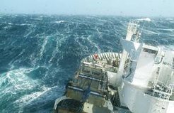 Ein Forschungsschiff durchstösst bei der Messung von gelöstem CO2 im Oberflächenwasser die Wellen der Roaring Forties, einer Zone des Südlichen Ozeans, in der starke Winde vorherrschen. (Bild: Nicolas Metzl, LOCEAN/IPSL Laboratory).
