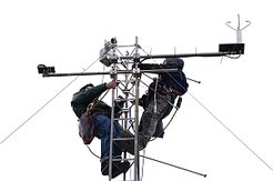 Installation der Messinstrumente am Turm, © Martin Hertel, MPI-BGC