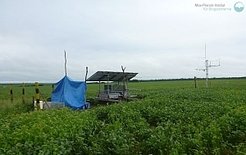 Links im Bild: Stromversorgung mit Solaranlage, rechts der Messturm