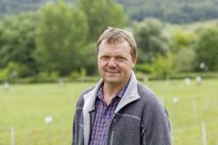 apl. Prof. Dr. Gerd Gleixner auf dem Gelände des Jena Experiments