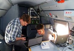 Dr. Andreas Minikin (DLR) und Dr. Christoph Gerbig (MPI-BGC) bei der Arbeit im Forschungsflieger HALO