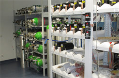 Luftproben (Flasks) und Kalibriergase zur automatisierten Analyse (Foto: ICOS-FCL)