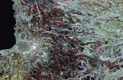 Copernicus Sentinel Daten (2015): Die Aufnahme zeigt das Gebiet östlich vom Lago di Bolsena in Italien, bereitgestellt vom Europäischen Erdbeobachtungssatelliten “Sentinel-1a”. Die Radar-Messungen geben Auskunft über die physikalischen Eigenschaften der Erdoberfläche mittels elektromagnetischer Wellen, so beispielsweise über Oberflächenstrukturen und Feuchtigkeit, ohne dabei durch Wolken oder Dunkelheit behindert zu werden. Das Bild zeigt die Menge an Rückstrahlung für unterschiedliche Landbedeckung. Da Wasser und unbewirtschaftetes Land (dunkle Bereiche) geringe Rückstrahlung haben, erscheinen besiedeltes Gebiet und Wälder hell. (MU)