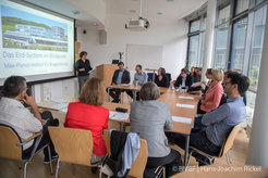Bundesministerin Anja Karliczek im Austausch mit Wissenschaftlern am MPI für Biogeochemie (Copyright: H.-J. Rickel, BMBF)