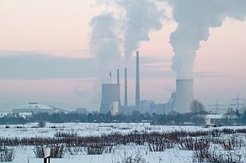 Steinkohlekraftwerk Staudinger in Hessen, exemplarisch für die Verbrennung fossiler Brennstoffe und den damit verbundenen Kohlendioxidemissionen in die Atmosphäre. (© Dr. Klaus-Uwe Gerhardt /pixelio.de)