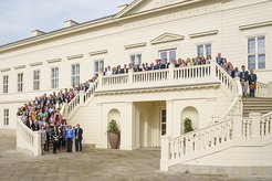 Konferenzteilnehmer*innen auf Schloss Herrenhausen (Foto: David Carreño Hansen für VolkswagenStiftung)