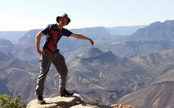 Lennart van Maldegem auf der Nankoweap Spitzkuppe, Grand Canyon National Park, USA. © Pierre Sansjofre