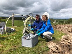 Wasseranalysen durch Will und Kirsten (Bild: Beatrix Heinze)