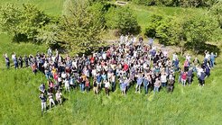 Beschäftigte beider Institute treffen sich am „Amphitheater“ zwischen den beiden Institutsgebäuden (Drohnenaufnahme Martin Strube)