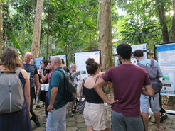 Postersession unter freiem Himmel auf dem idylischen Campus des INPA in Manaus, Brasilien