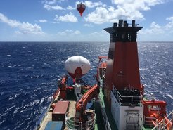 Vom Forschungsschiff Maria S. Merian starteten Max-Planck-Forschende 2020 in der Karibik Cloudkites – Ballone, mit denen sie die Mikroprozesse in tropischen Wolken untersuchen. Das Projekt Eurec4a soll den Einfluss der Erderwärmung auf die Wolken- und Niederschlagsbildung in den Tropen klären – eine wichtige, bislang aber nicht komplett verstandene Rückkopplung im Klimawandel.