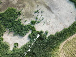 Beispiel für die Sommertrockenheit 2018 im Polder Zarnekow, einem wiedervernässten Moorgebiet und Fluxnet-Standort. Die Trockenheit 2018 führte zu einer vollständigen Austrocknung des flachen Sees und löste eine massive Ausbreitung der umgebenden Vegetation in den ehemals offenen Wasserbereich aus.