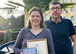 Dr. Jana Wäldchen vom Max-Planck-Institut für Biogeochemie in Jena und Prof. Patrick Mäder von der Technischen Universität Ilmenau nahmen als gemeinsame Projektleiter die Auszeichnung am 20. Oktober 2023 in Jüchen auf Schloss Dyck in Empfang.