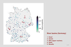 Eine Deutschlandkarte zeigt Flussgebiete mit farbcodierter Hochwasserkomplexitätsskala. Havel, Zusam, Elbe, Saale und Mosel sind hervorgehoben.