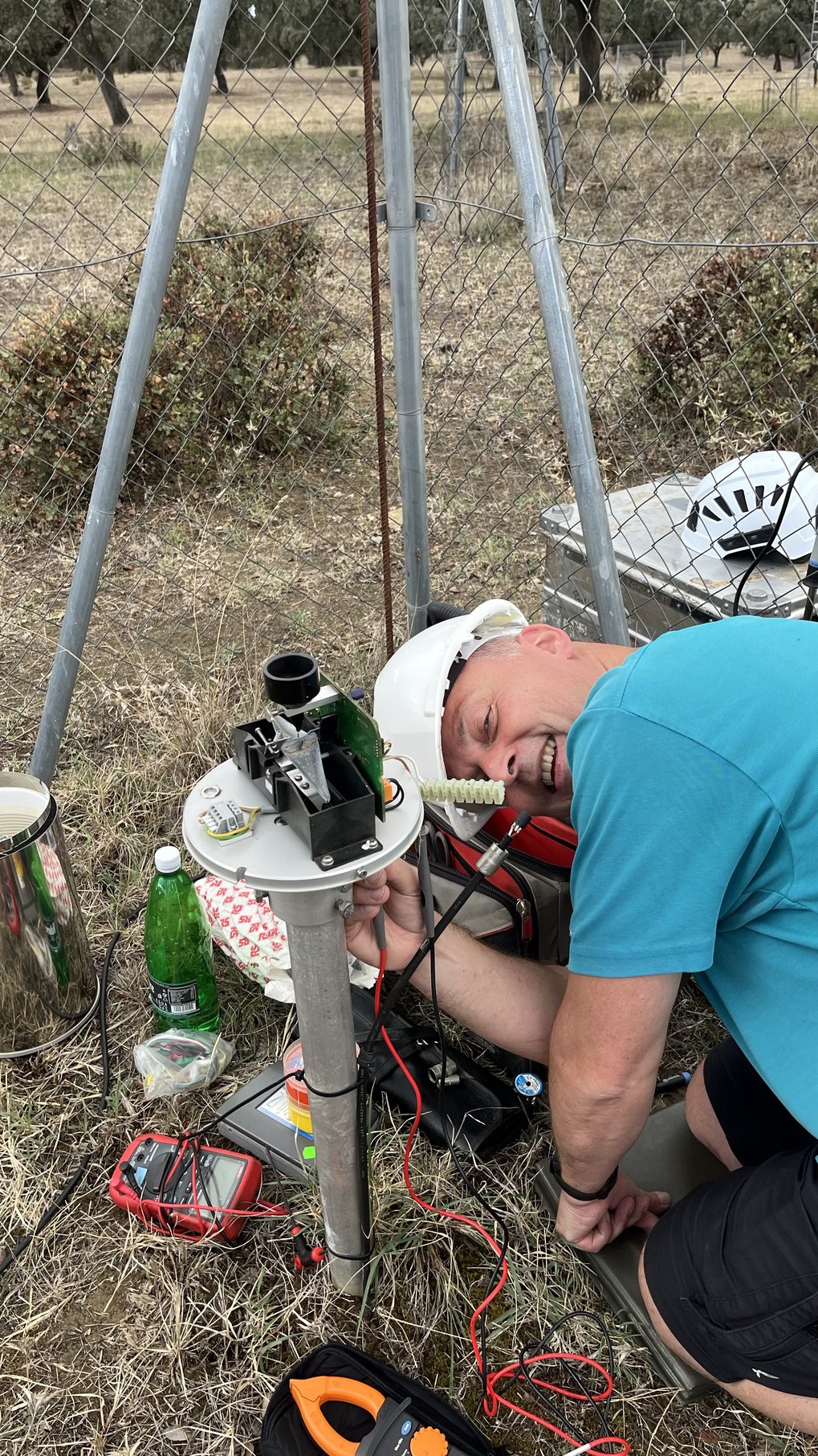 Christian Burgold bei der Reparatur eines Regenmessers am Standort des MANIP Projektes in Spanien