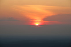 Rauchgeschwängerter Himmel über dem Amazonas: Blick vom Forschungsturm ATTO.