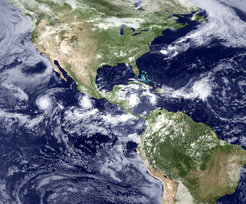 Satellitenaufnahme der USA, Mittelamerikas und Südamerikas bis etwa zur Südgrenze Brasiliens. Am Äquator sind westlich von Mittelamerika zwei Wolkenwirbel von Hurrikanen sowie im östlich ein weiterer Wirbel zu erkennen.