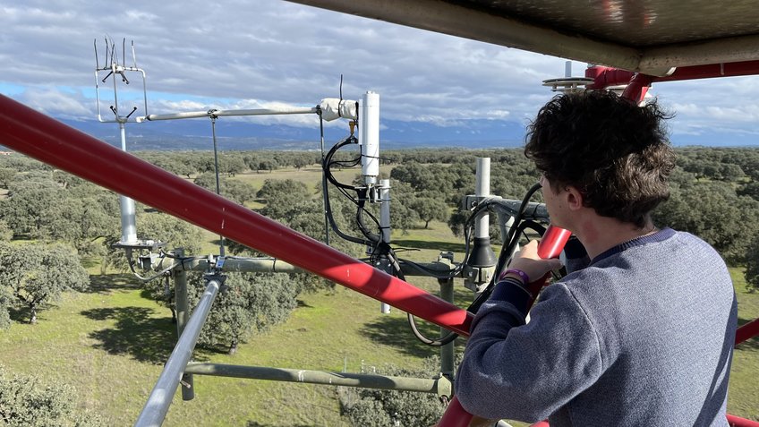 Unser neu Elektrofachkraft E. Pratt in Majadas del Tietar - Extremadura (Spanien) Person vor Messinstallation auf einem Turm in Majadas del Tietar (Spanien). Blick nach Norden über die Dehesa der Extremadura.