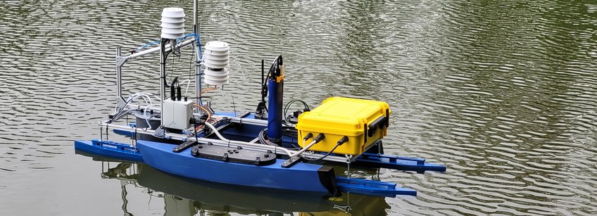 Minerva-Blueboat automatisierte Schwimmkammer für Gasaustauschmessungen Englisch
The Minerva Blueboat, an automated buoyancy chamber for gas exchange measurements on lakes and rivers, was developed for the Q-Arctic project. It consists of several blue and gray buoyancy chambers, on which an automated chamber and various probes and measuring technology for gas exchange measurements and meteorology are mounted on aluminum rods.
